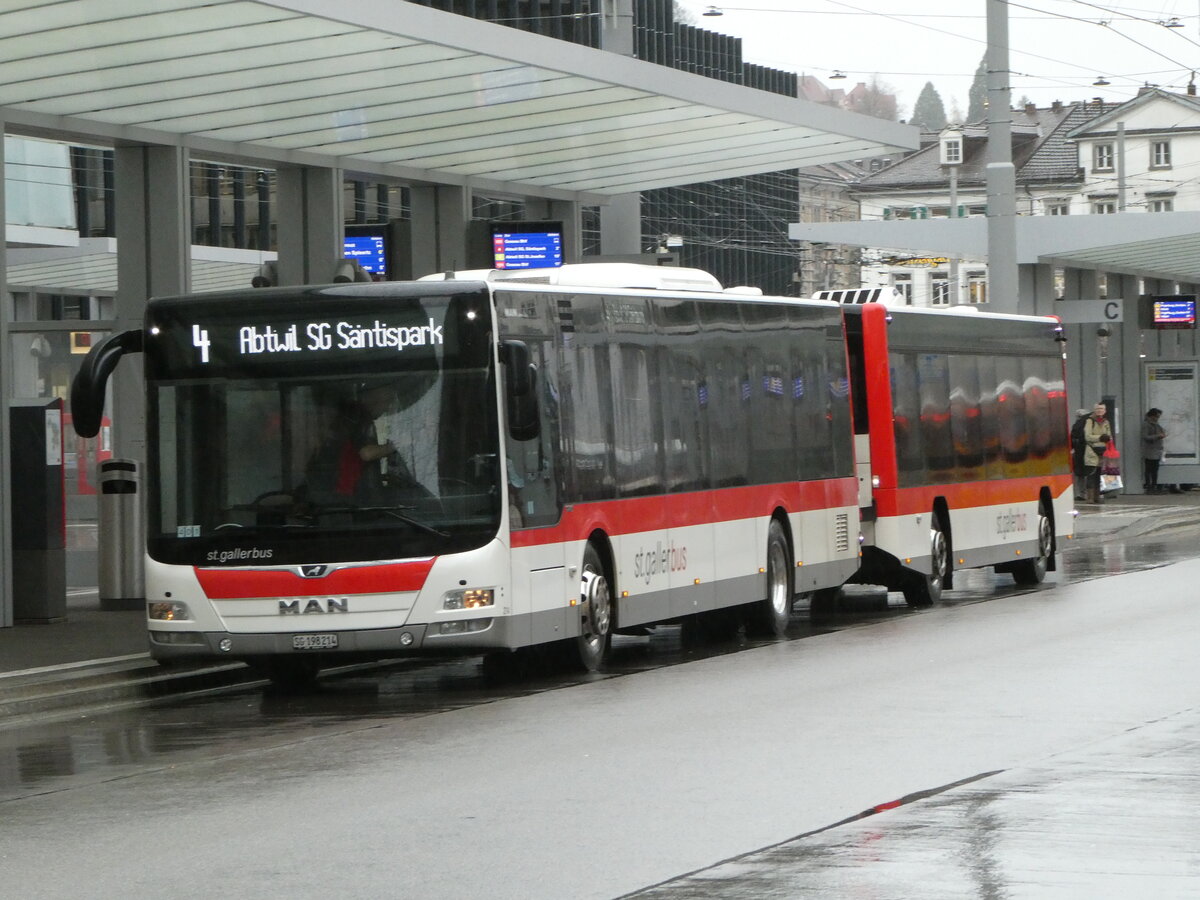 (257'281) - St. Gallerbus, St. Gallen - Nr. 214/SG 198'214 - MAN am 28. November 2023 beim Bahnhof St. Gallen