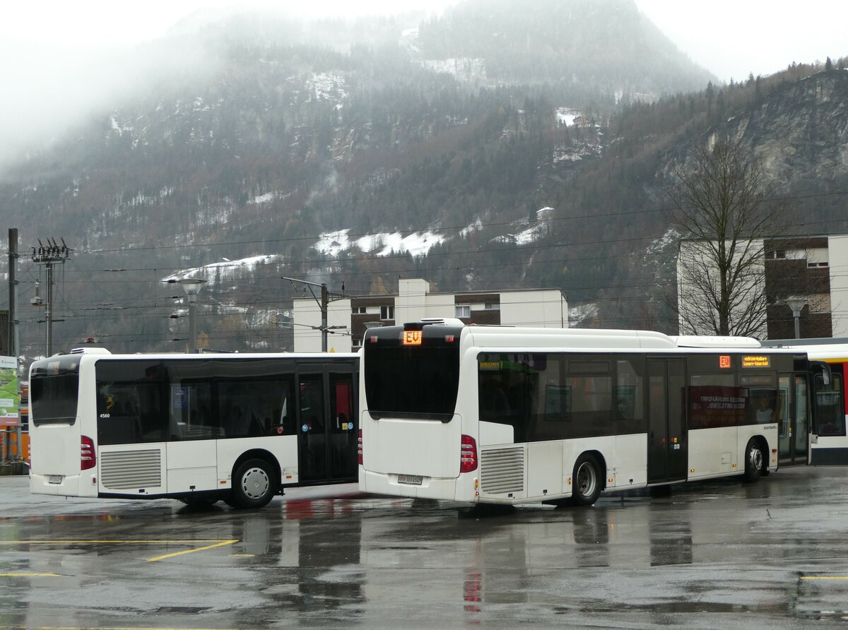 (257'320) - Intertours, Domdidier - Nr. 454/FR 300'454 - Mercedes (ex SBC Chur Nr. 11) am 1. Dezember 2023 beim Bahnhof Meiringen