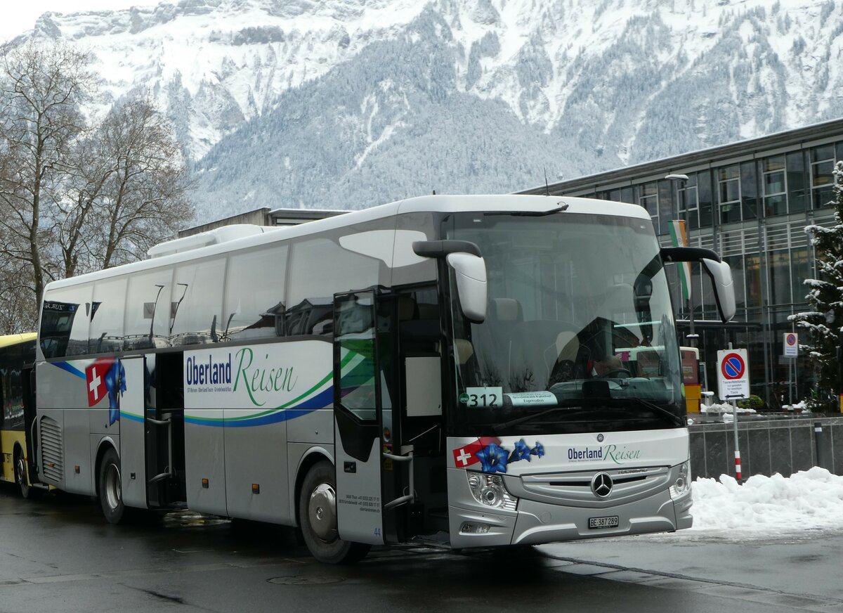 (257'409) - Oberland Reisen, Thun - Nr. 44/BE 387'289 - Mercedes am 4. Dezember 2023 beim Bahnhof Grindelwald