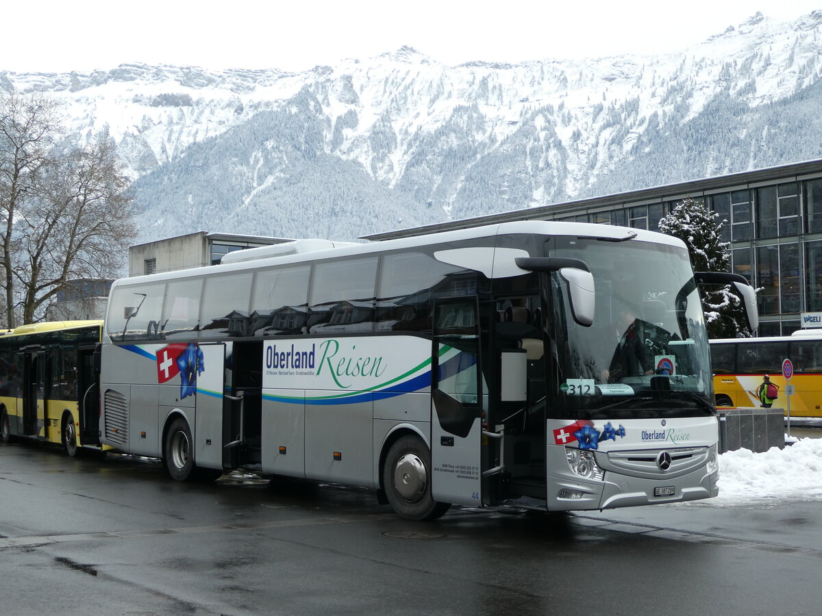 (257'410) - Oberland Reisen, Thun - Nr. 44/BE 387'289 - Mercedes am 4. Dezember 2023 beim Bahnhof Interlaken Ost