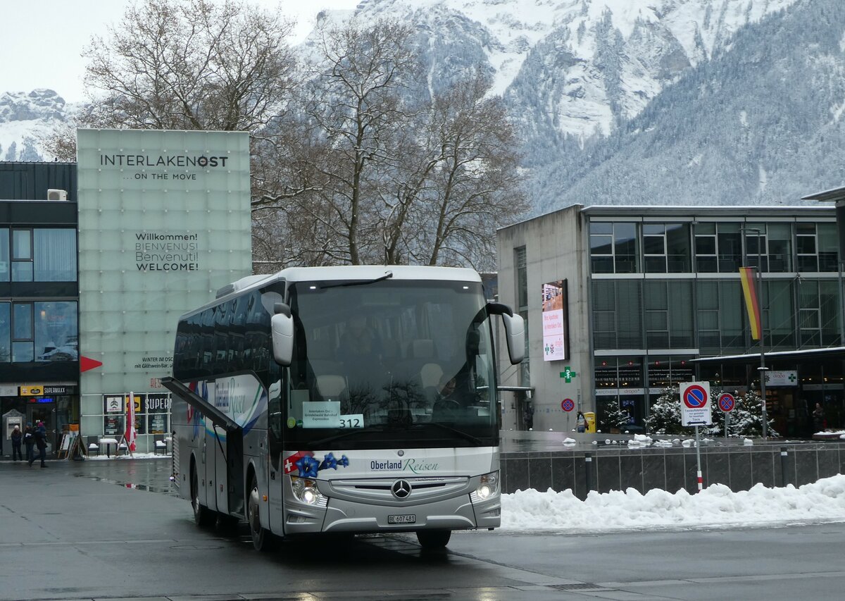 (257'440) - Oberland Reisen, Thun - Nr. 47/BE 607'481 - Mercedes am 4. Dezember 2023 beim Bahnhof Interlaken Ost