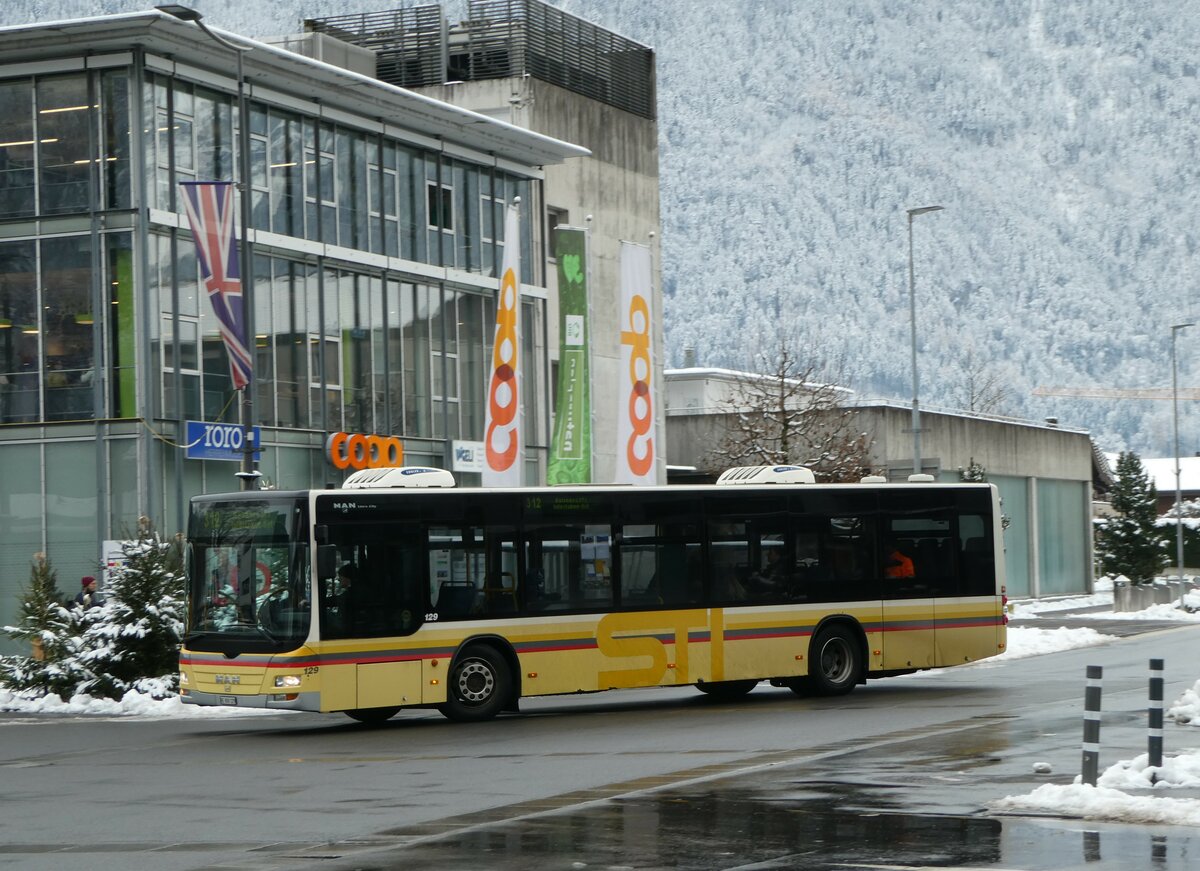 (257'442) - STI Thun - Nr. 129/BE 800'129 - MAN am 4. Dezember 2023 beim Bahnhof Interlaken Ost