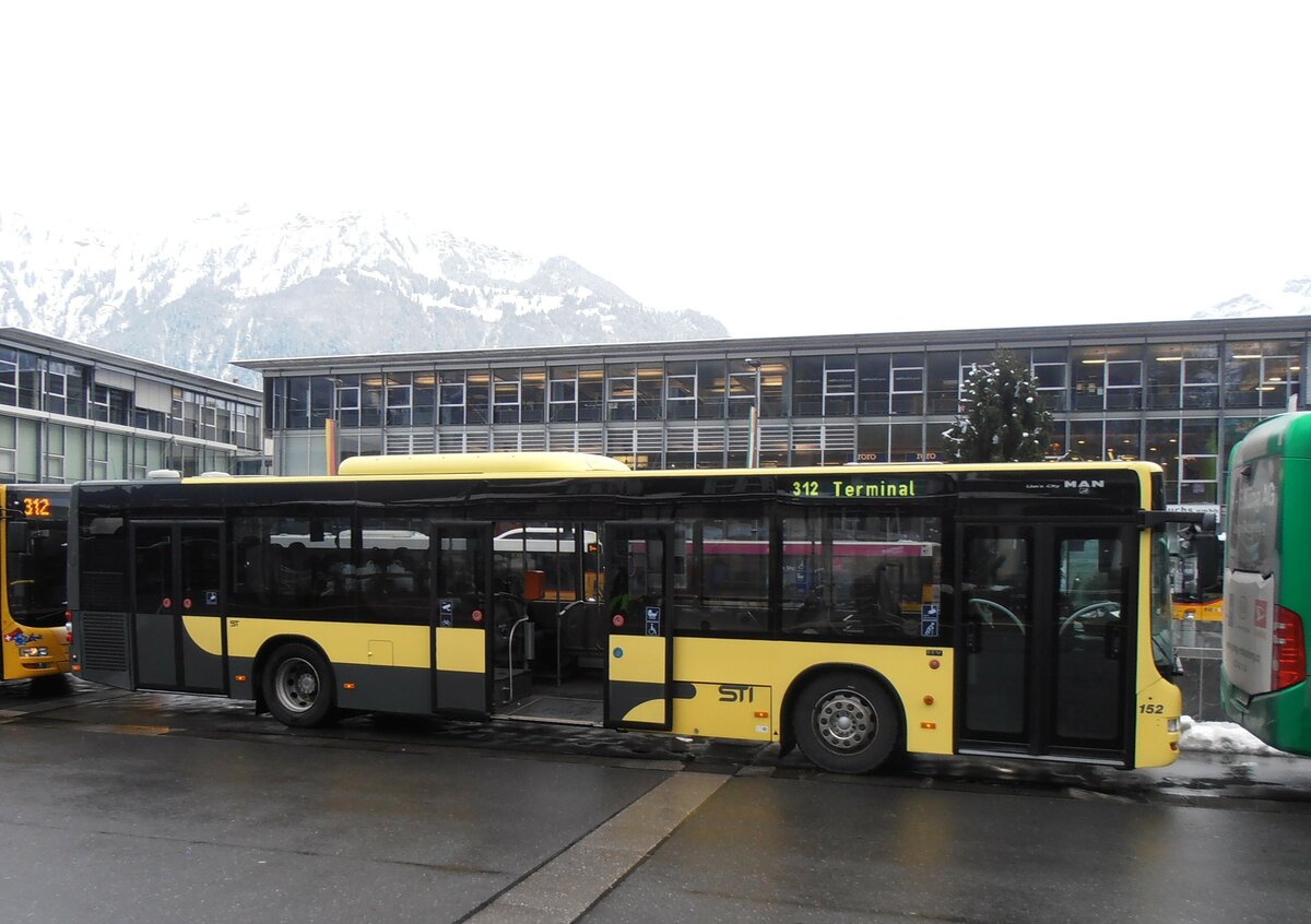 (257'464) - STI Thun - Nr. 152/BE 801'152 - MAN am 5. Dezember 2023 beim Bahnhof Interlaken Ost