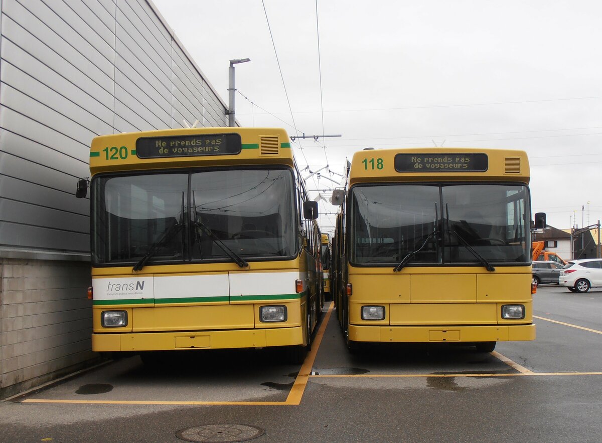 (257'744) - transN, La Chaux-de-Fonds - Nr. 120 - NAW/Hess Gelenktrolleybus (ex TN Neuchtel Nr. 120) + Nr. 118 - NAW/Hess Gelenktrolleybus (ex TN Neuchtel Nr. 118) am 21. Dezember 2023 in Marin, Dpt