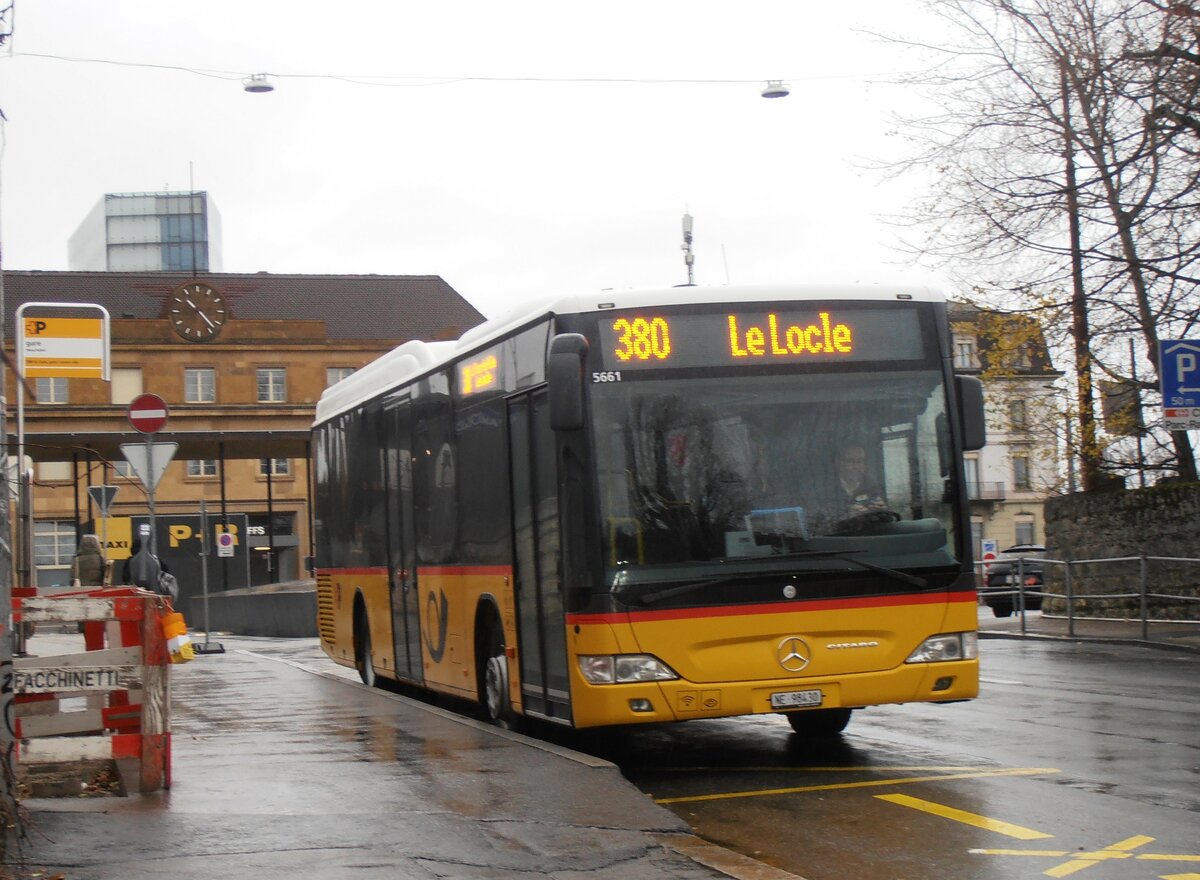 (257'746) - CarPostal Ouest - NE 98'430/PID 5661 - Mercedes am 21. Dezember 2023 beim Bahnhof Neuchtel