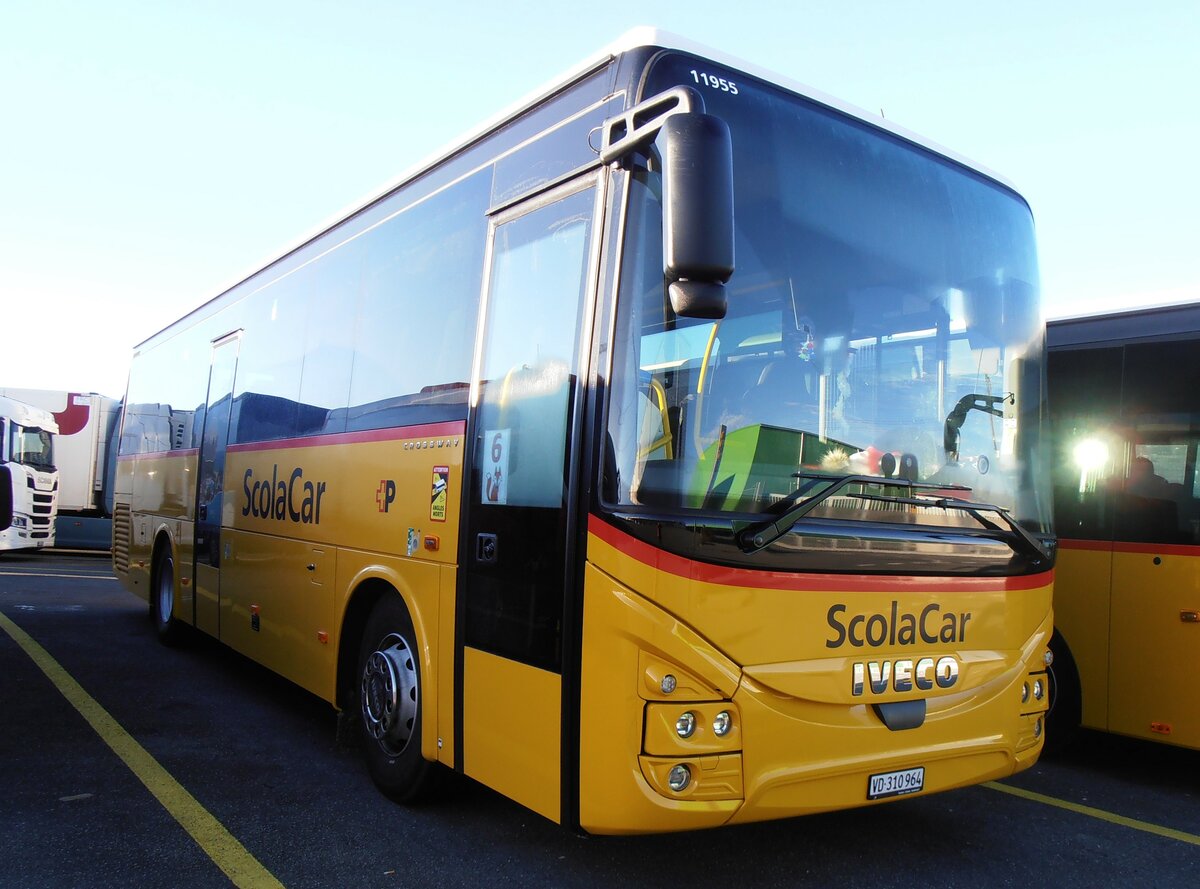 (257'903) - CarPostal Ouest - VD 310'964/PID 11'955 - Iveco am 24. Dezember 2023 in Kerzers, Interbus