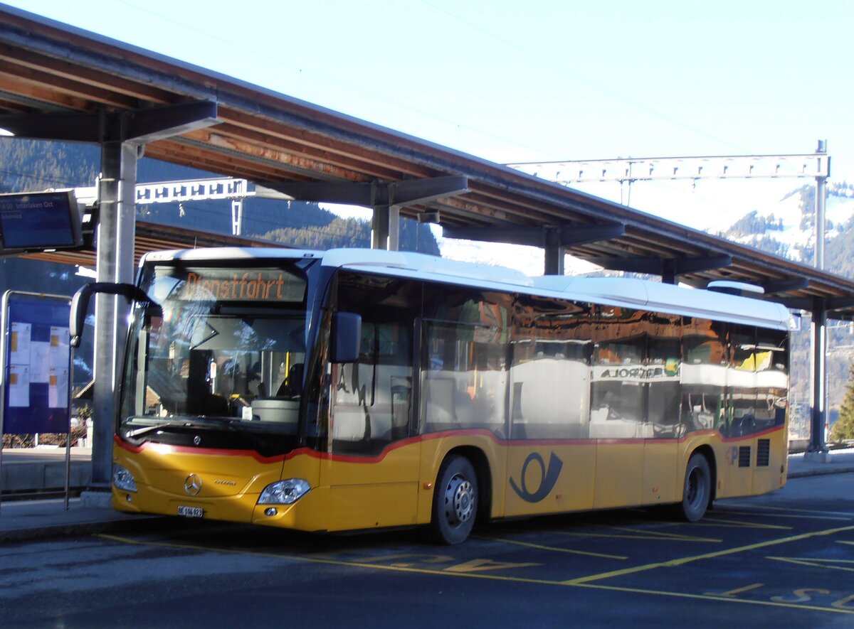 (257'939) - Kbli, Gstaad - BE 104'023/PID 12'071 - Mercedes am 25. Dezember 2023 beim Bahnhof Gstaad