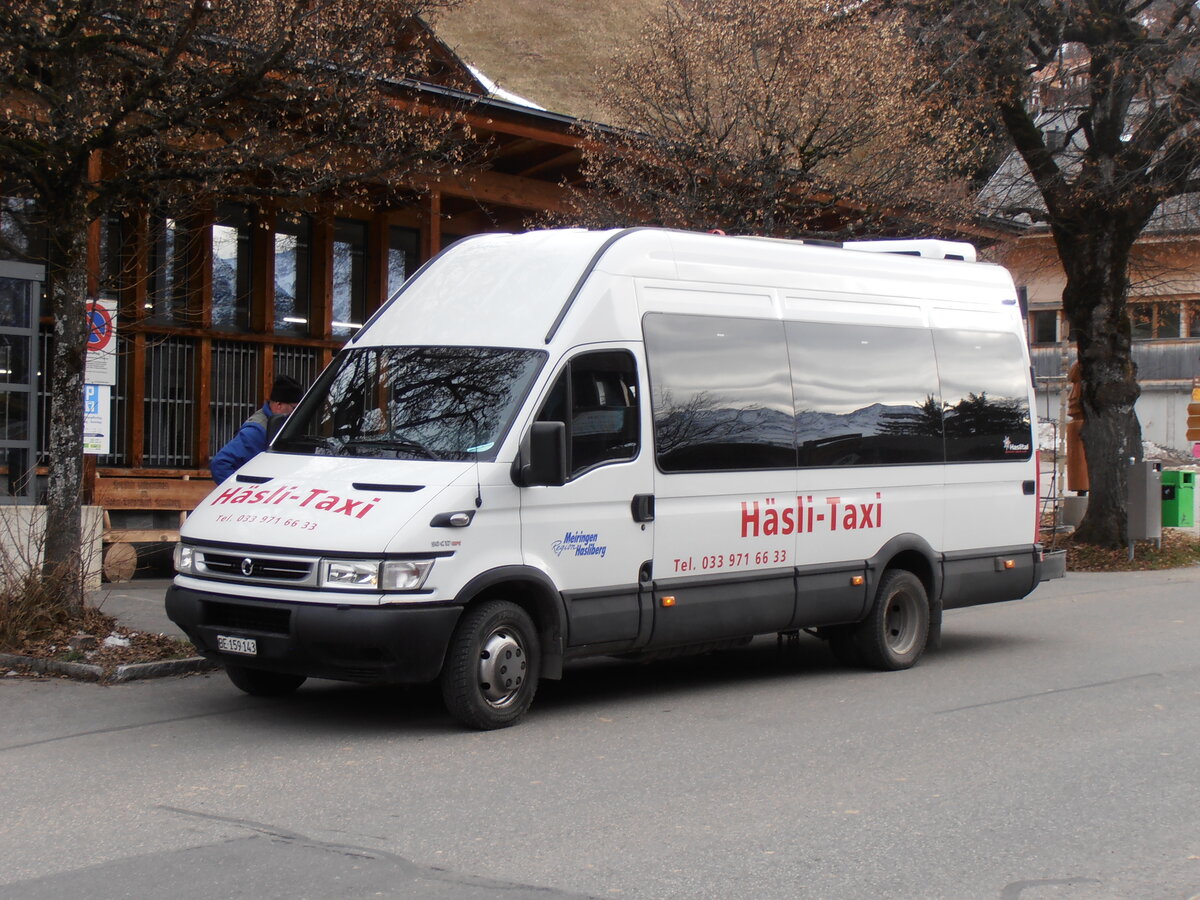 (257'950) - Schaad, Wasserwendi - BE 159'143 - Irisbus am 28. Dezember 2023 in Wasserwendi-Hasliberg, Dorf