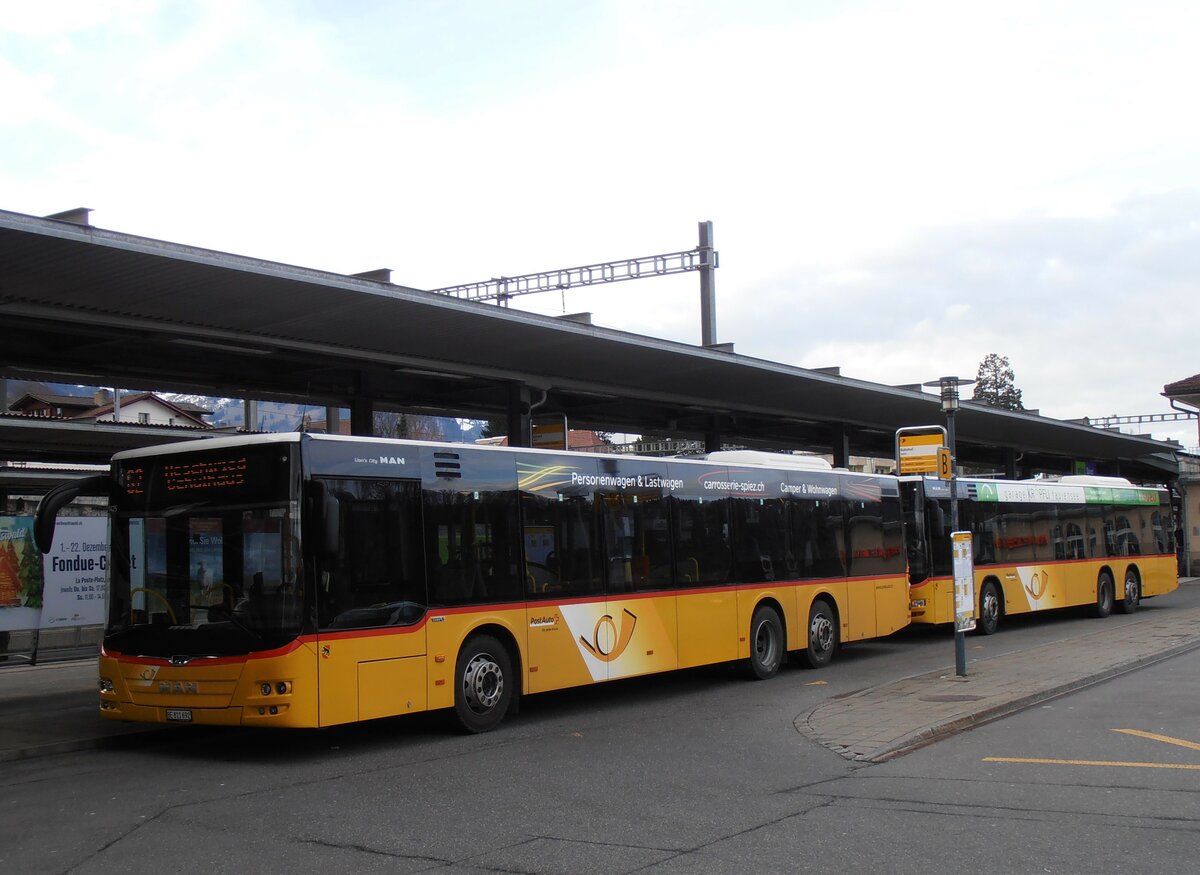 (258'013) - PostAuto Bern - BE 811'692/PID 11'425 - MAN am 29. Dezember 2023 beim Bahnhof Spiez