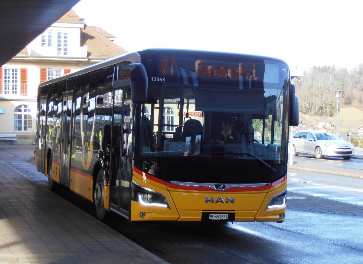 (258'054) - PostAuto Bern - BE 653'384/PID 12'063 - MAN am 1. Januar 2024 beim Bahnhof Spiez