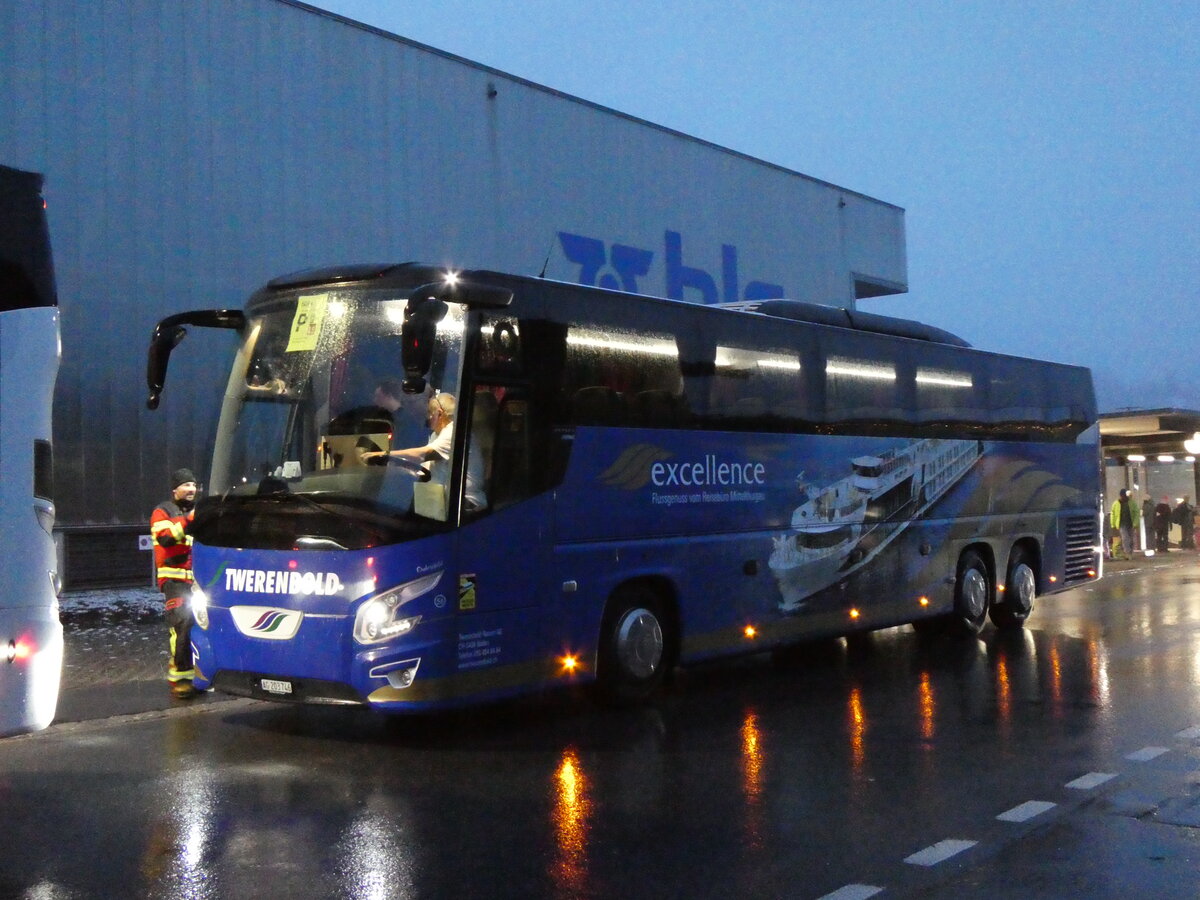 (258'136) - Twerenbold, Baden - Nr. 56/AG 203'746 - VDL am 6. Januar 2024 beim Bahnhof Frutigen