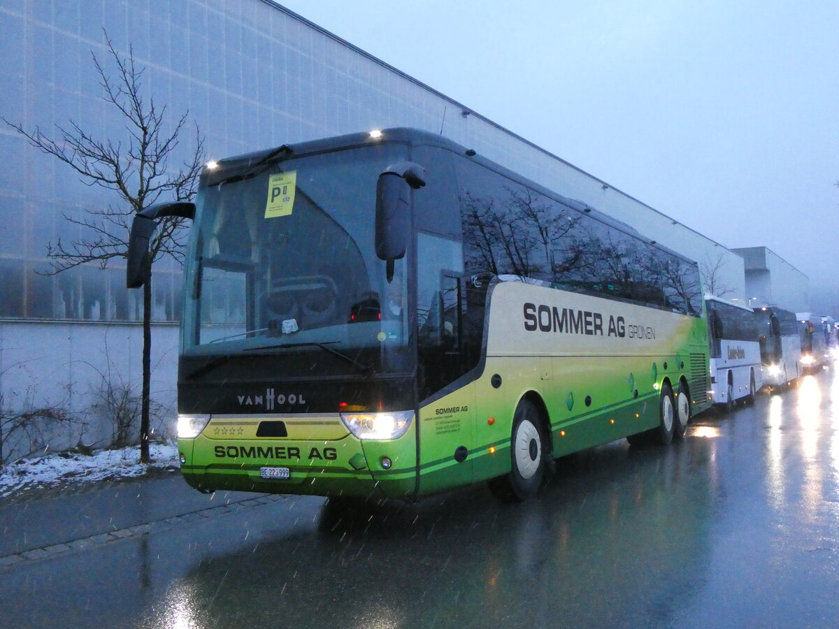 (258'143) - Sommer, Grnen - BE 226'999 - Van Hool am 6. Januar 2024 beim Bahnhof Frutigen