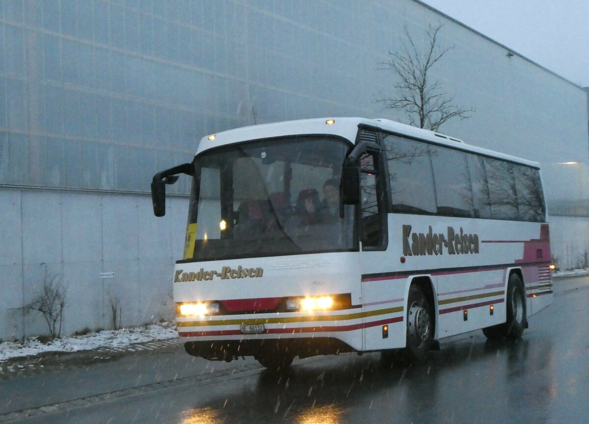 (258'154) - Kander-Reisen, Frutigen - Nr. 7/BE 66'132 - Neoplan am 6. Januar 2024 beim Bahnhof Frutigen