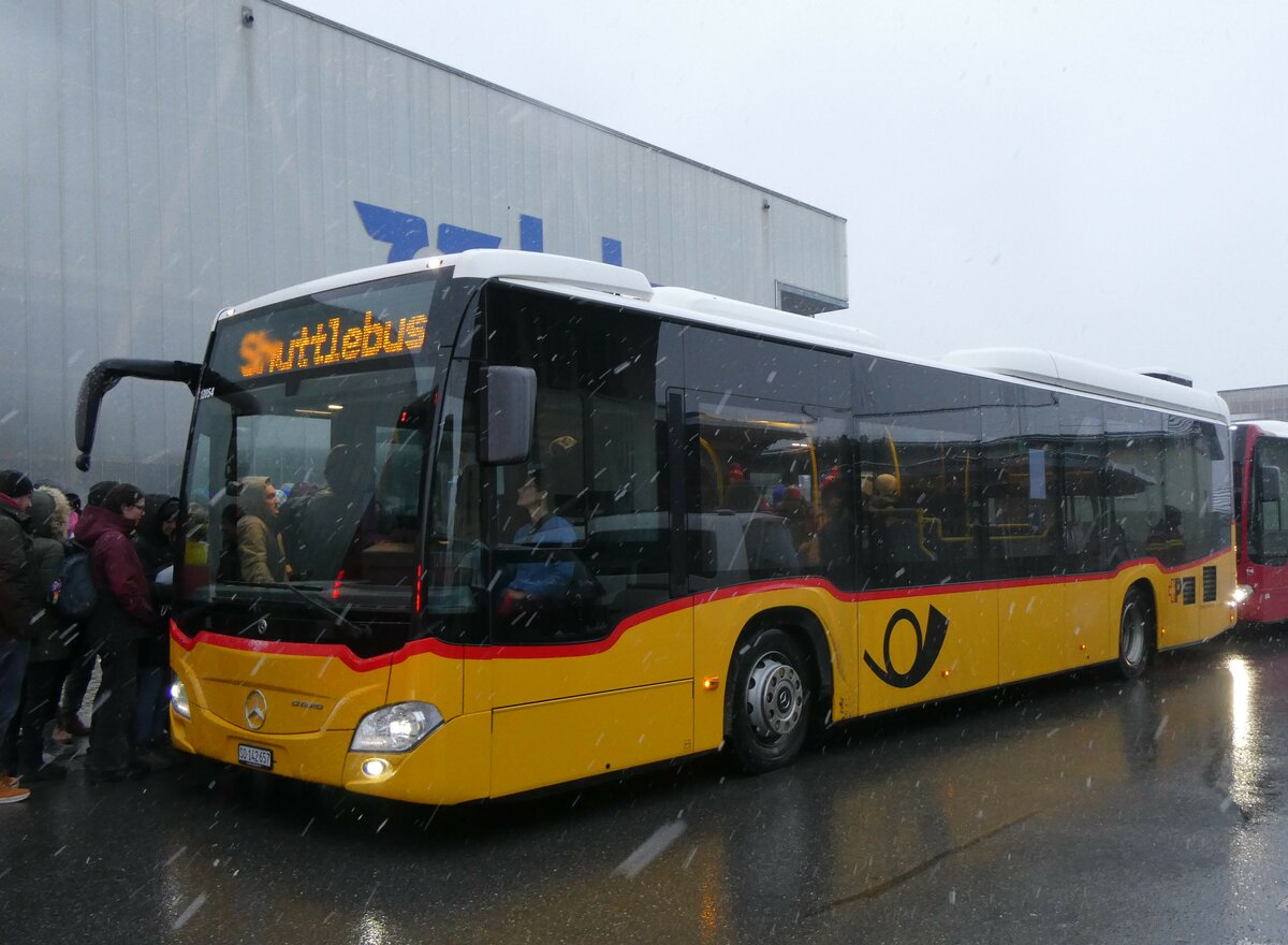 (258'198) - Steiner, Messen - SO 142'657/PID 12'054 - Mercedes am 6. Januar 2024 beim Bahnhof Frutigen