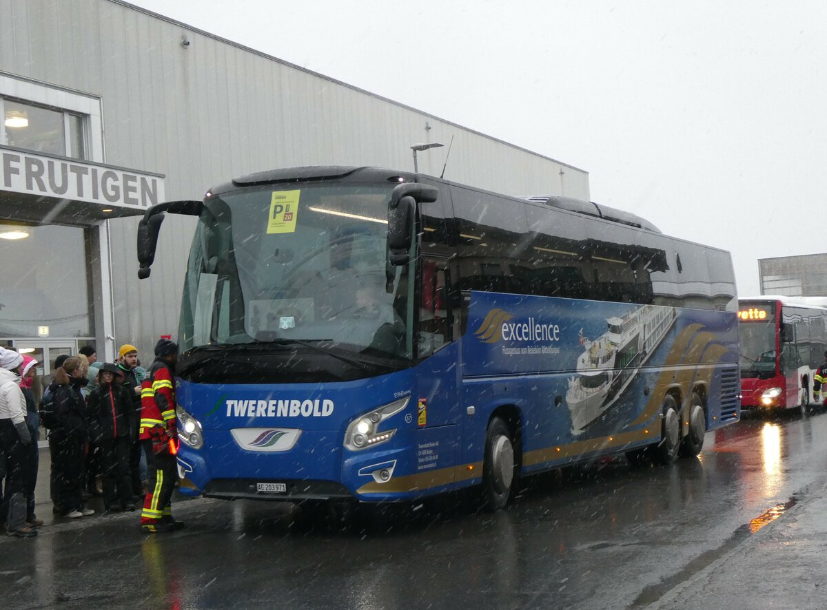 (258'203) - Twerenbold, Baden - Nr. 57/AG 203'917 - VDL am 6. Januar 2024 beim Bahnhof Frutigen