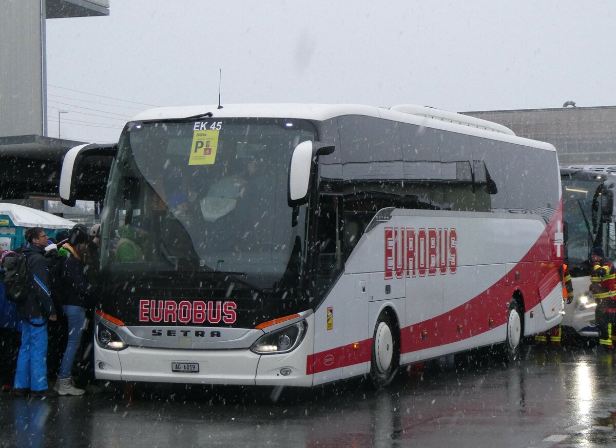 (258'206) - Knecht, Windisch - Nr. 45/AG 6019 - Setra am 6. Januar 2024 beim Bahnhof Frutigen