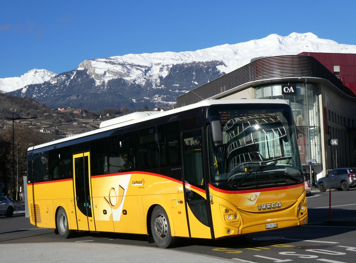 (258'583) - PostAuto Wallis - Nr. 6/VS 355'168/PID 11'763 - Iveco am 11. Januar 2024 beim Bahnhof Sion