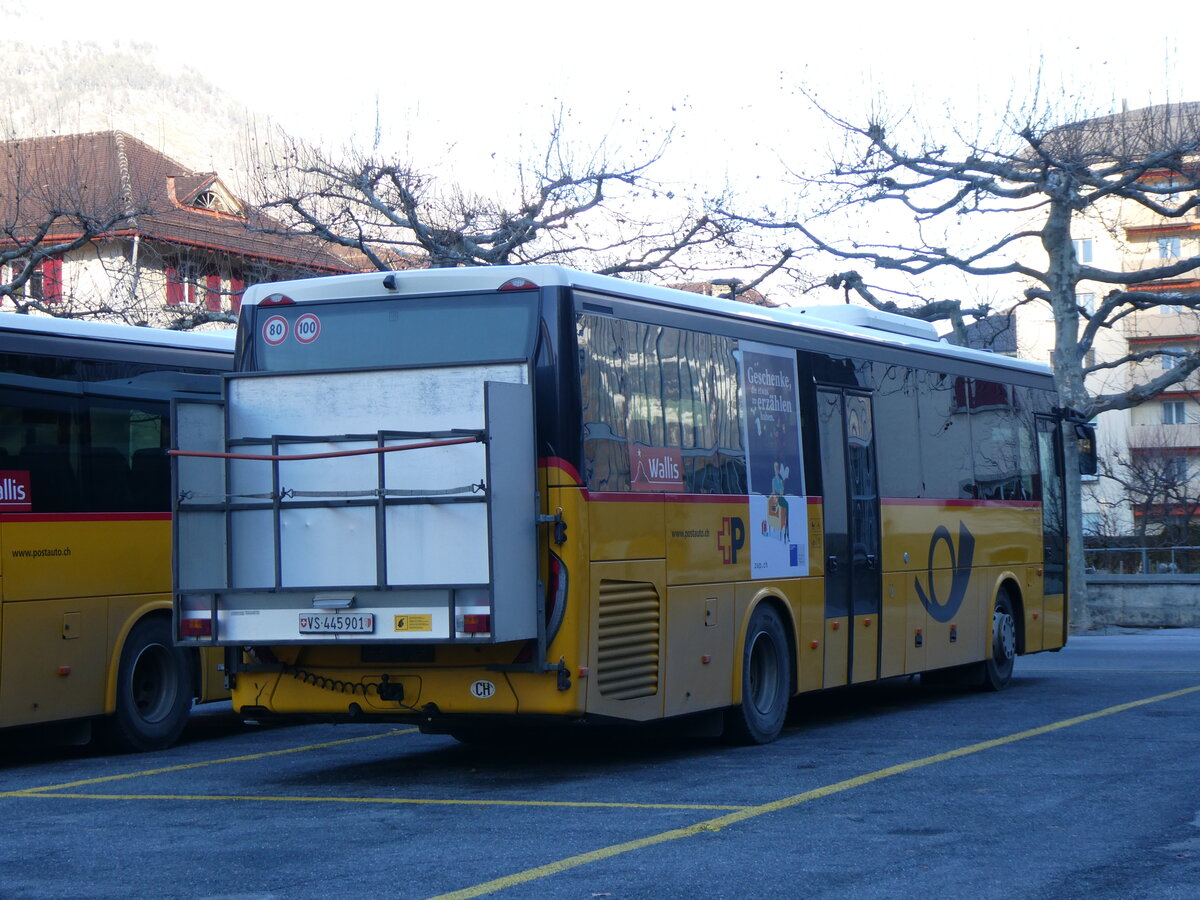 (258'644) - PostAuto Wallis - VS 445'901/PID 10'452 - Iveco am 11. Januar 2024 in Brig, Garage