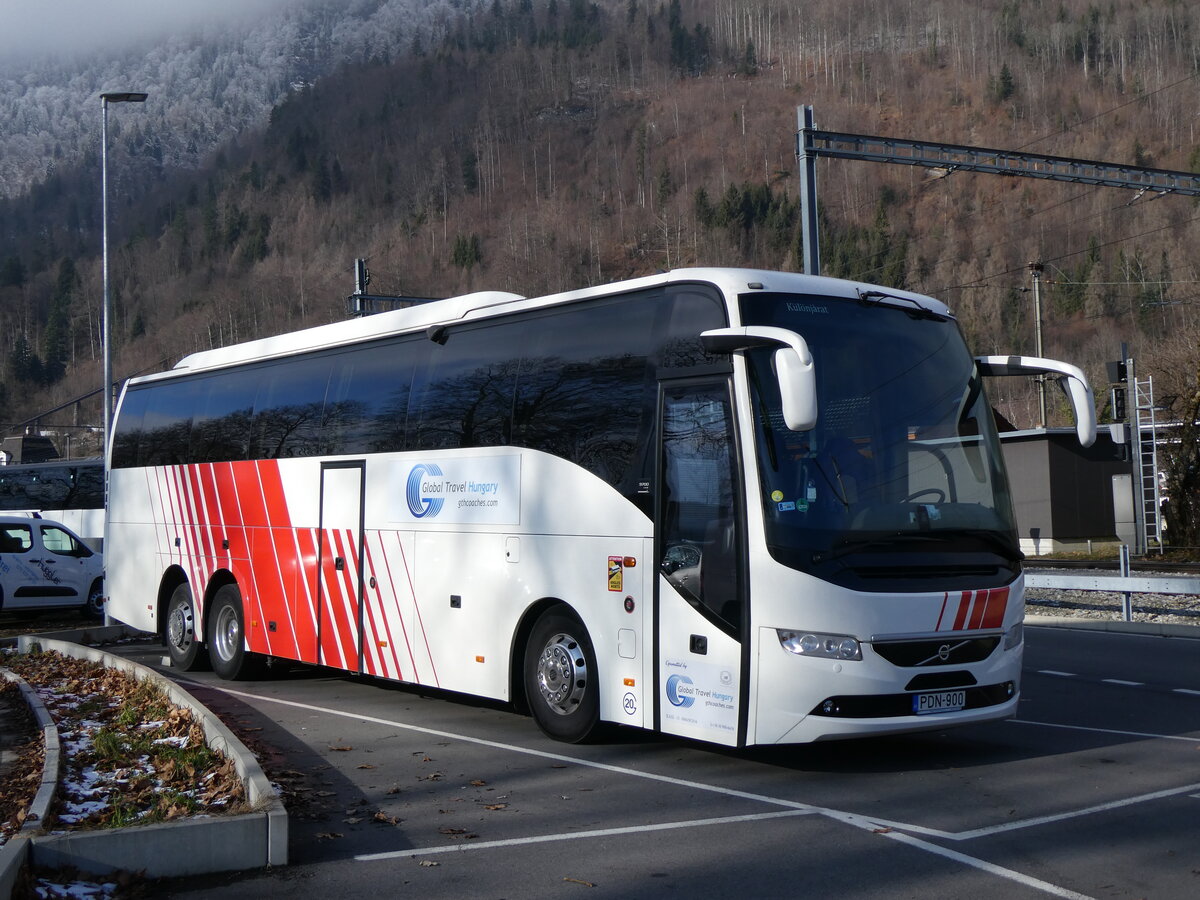 (258'655) - Aus Ungarn: Global Travel Hungary, Budapest - Nr. 20/PDN-900 - Volvo am 12. Januar 2024 beim Bahnhof Interlaken Ost