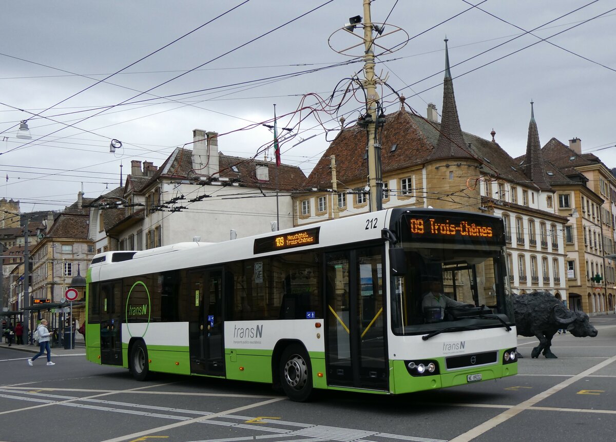 (258'940) - transN, La Chaux-de-Fonds - Nr. 212/NE 89'212 - Volvo (ex TN Neuchtel Nr. 212) am 26. Januar 2024 in Neuchtel, Place Pury