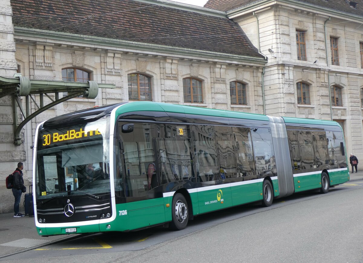 (259'004) - BVB Basel - Nr. 7136/BS 99'138 - eMercedes am 30. Januar 2024 beim Bahnhof Basel