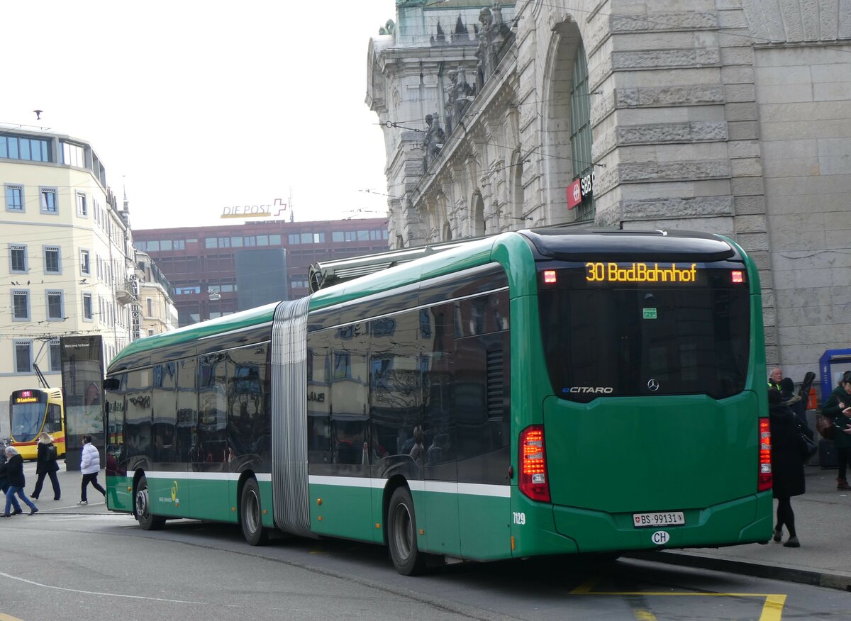 (259'023) - BVB Basel - Nr. 7129/BS 99'131 - eMercedes am 30. Januar 2024 beim Bahnhof Basel