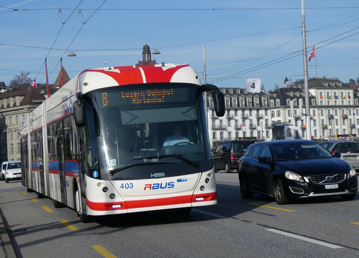 (259'165) - VBL Luzern - Nr. 403 - Hess/Hess Doppelgelenktrolleybus am 6. Februar 2024 in Luzern, Bahnhofbrcke