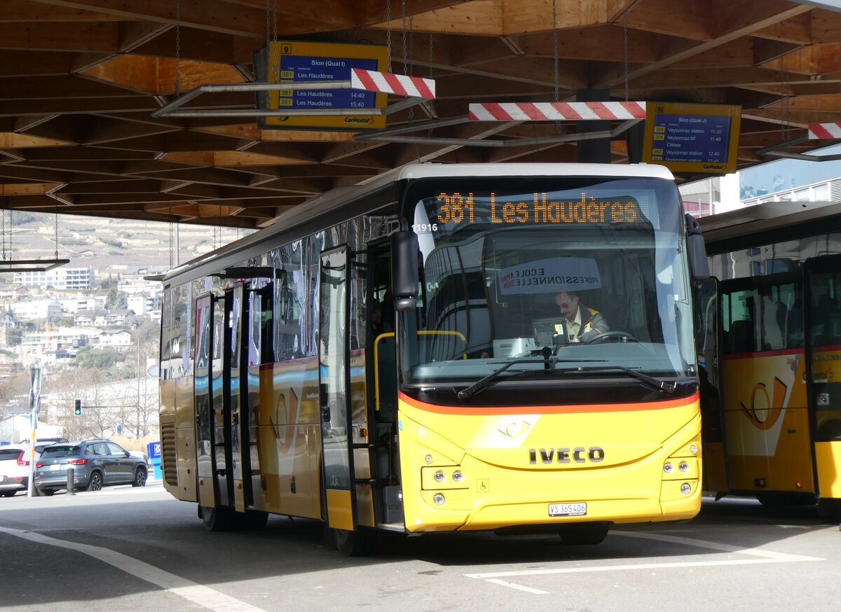 (259'342) - PostAuto Wallis - Nr. 46/VS 365'406/PID 11'916 - Iveco am 16. Februar 2024 beim Bahnhof Sion