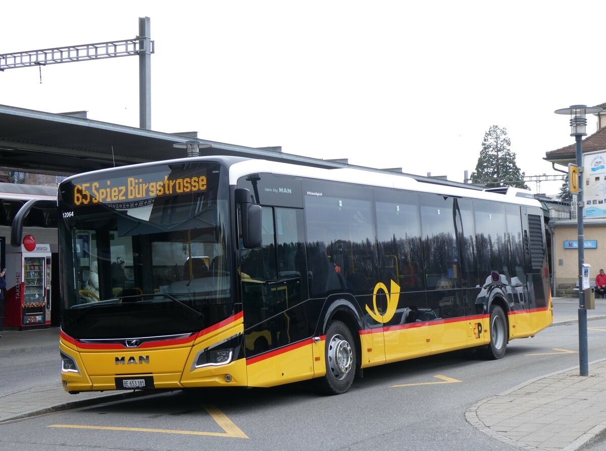 (259'642) - PostAuto Bern - BE 653'385/PID 12'064 - MAN am 26. Februar 2024 beim Bahnhof Spiez