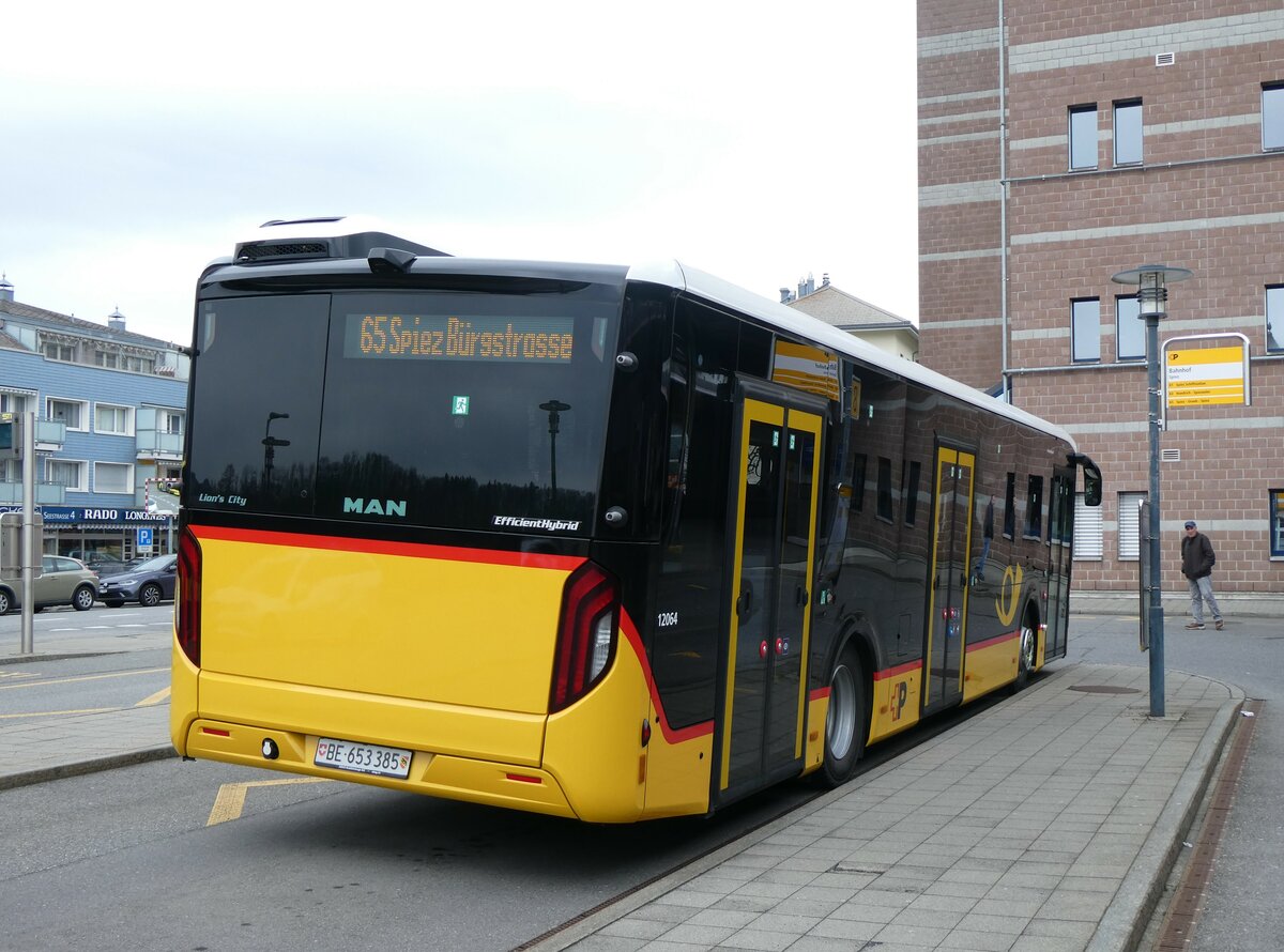 (259'644) - PostAuto Bern - BE 653'385/PID 12'064 - MAN am 26. Februar 2024 beim Bahnhof Spiez