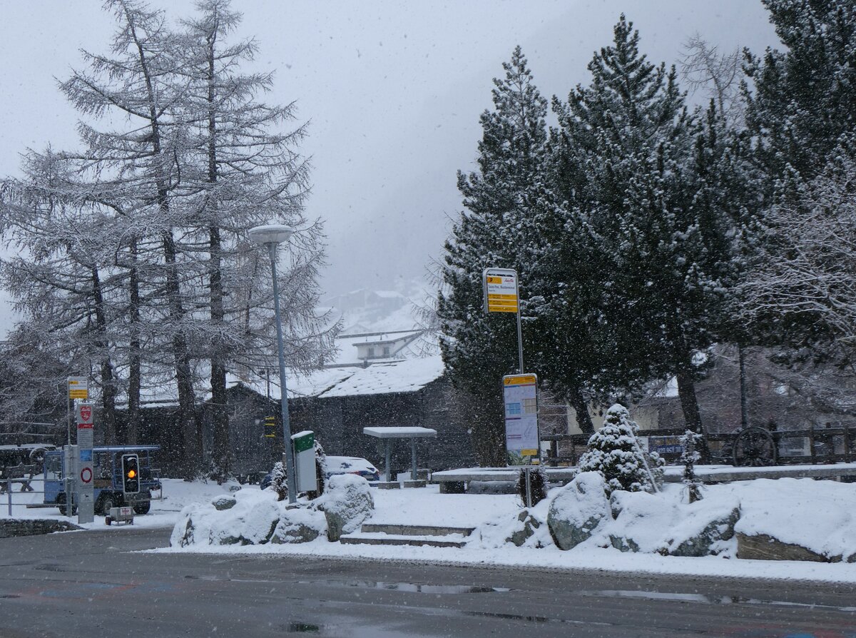 (259'695) - PostAuto-Haltestellen am 27. Februar 2024 in Saas-Fee, Busterminal