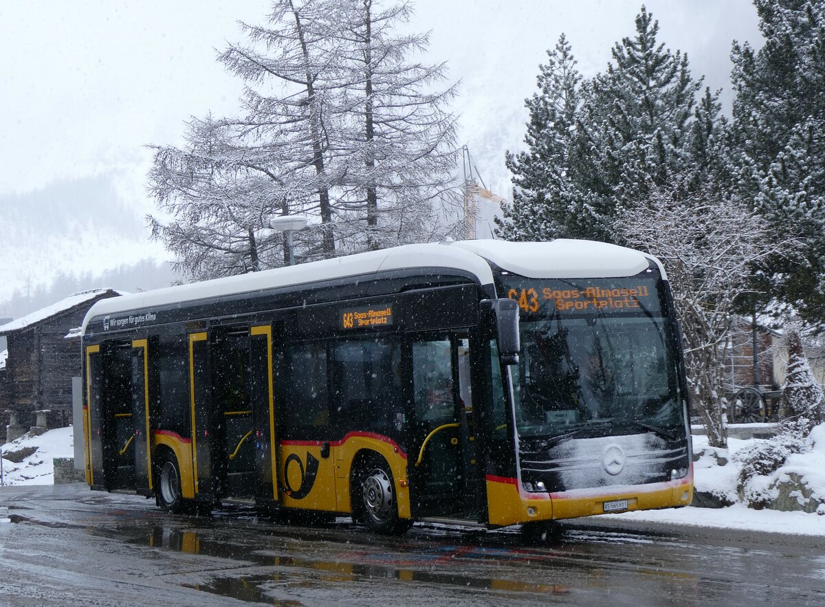 (259'704) - PostAuto Wallis - VS 565'811/PID 11'977 - eMercedes am 27. Februar 2024 in Saas-Fee, Busterminal