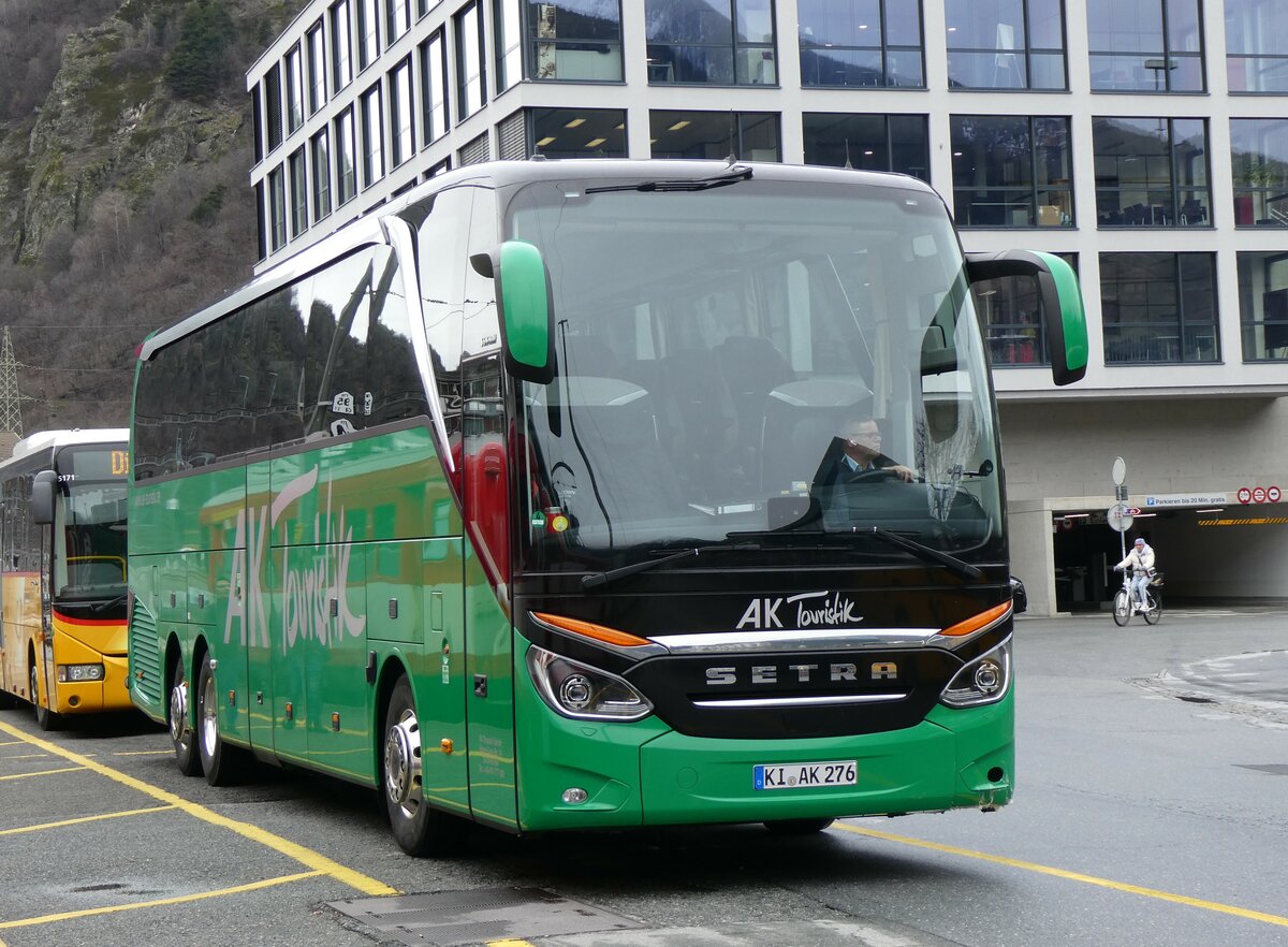 (259'758) - Aus Deutschland: AK Touristik, Kiel - KI-AK 276 - Setra am 27. Februar 2024 beim Bahnhof Brig