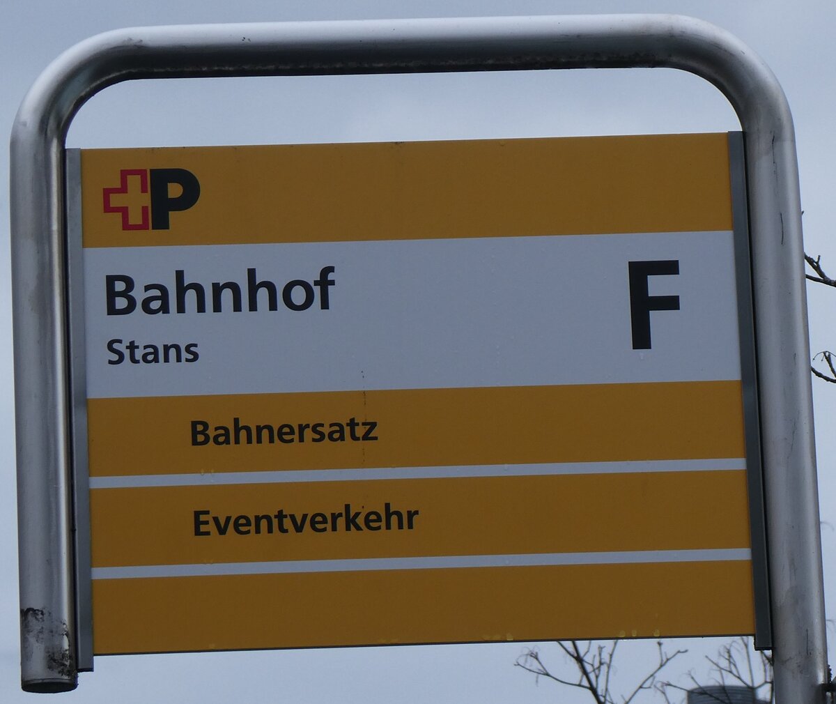 (260'291) - +P-Haltestellenschild - Stans, Bahnhof - am 12. Mrz 2024