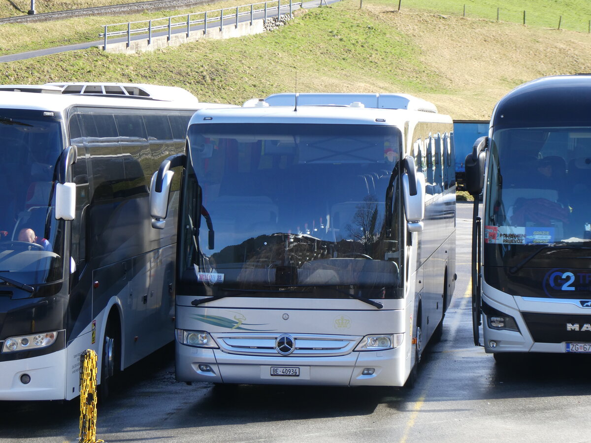 (260'478) - Feuz, Innertkirchen - BE 40'934 Mercedes am 19. Mrz 2024 in Grindelwald, Grund