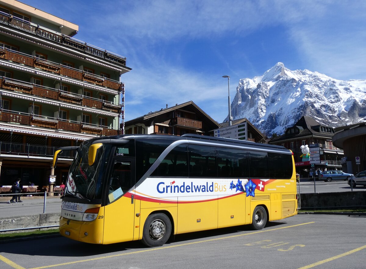 (260'525) - GrindelwaldBus, Grindelwald - Nr. 29/BE 47'910 - Setra am 19. Mrz 2024 beim Bahnhof Grindelwald