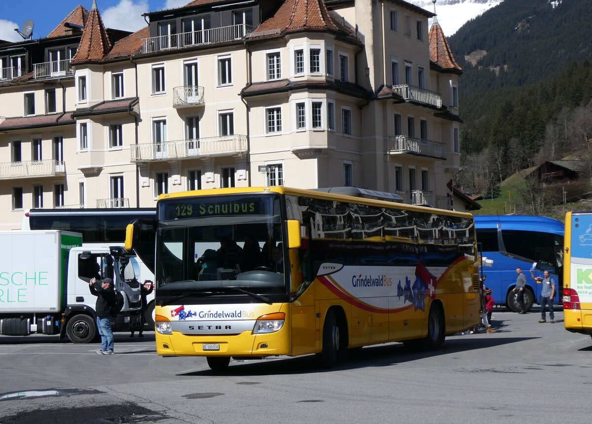 (260'532) - GrindelwaldBus, Grindelwald - Nr. 21/BE 100'930 - Setra am 19. Mrz 2024 beim Bahnhof Grindelwald