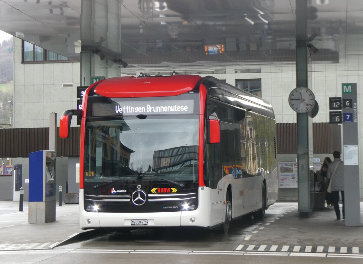 (260'748) - RVBW Wettingen - Nr. 69/AG 588'478 - eMercedes am 28. Mrz 2024 beim Bahnhof Baden