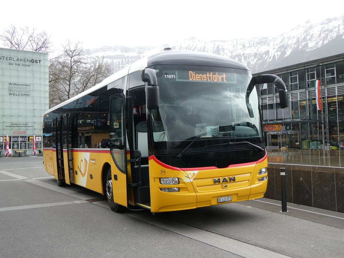 (260'857) - PostAuto Bern - Nr. 71/BE 412'071/PID 11'071 - MAN (ex PostAuto Zentralschweiz Nr. 20; ex Dillier, Sarnen Nr. 20) am 30. Mrz 2024 beim Bahnhof Interlaken Ost