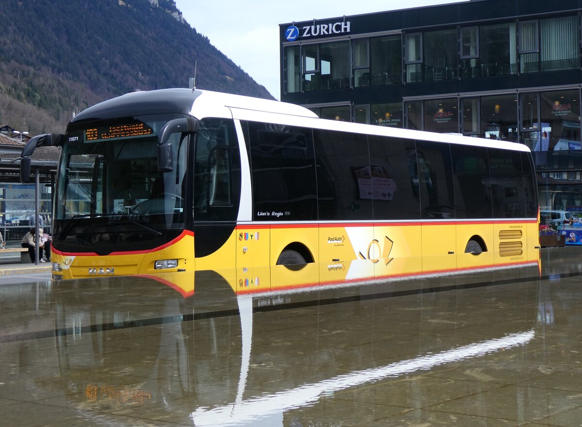 (260'973) - PostAuto Bern - Nr. 71/BE 412'071/PID 11'071 - MAN (ex PostAuto Zentralschweiz Nr. 20; ex Dillier, Sarnen Nr. 20) am 4. April 2024 beim Bahnhof Interlaken Ost (Teilaufnahme)