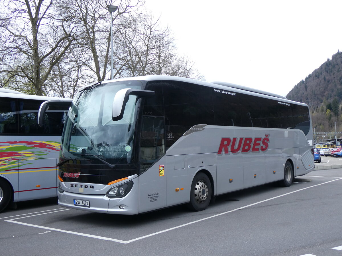 (260'982) - Aus Tschechien: Rubes, Risuty - 2SV 6660 - Setra am 4. April 2024 beim Bahnhof Interlaken Ost