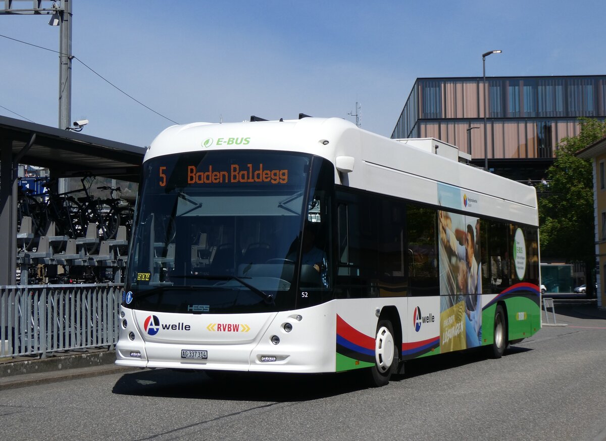 (261'188) - RVBW Wettingen - Nr. 52/AG 337'314 - eHess am 12. April 2024 beim Bahnhof Baden