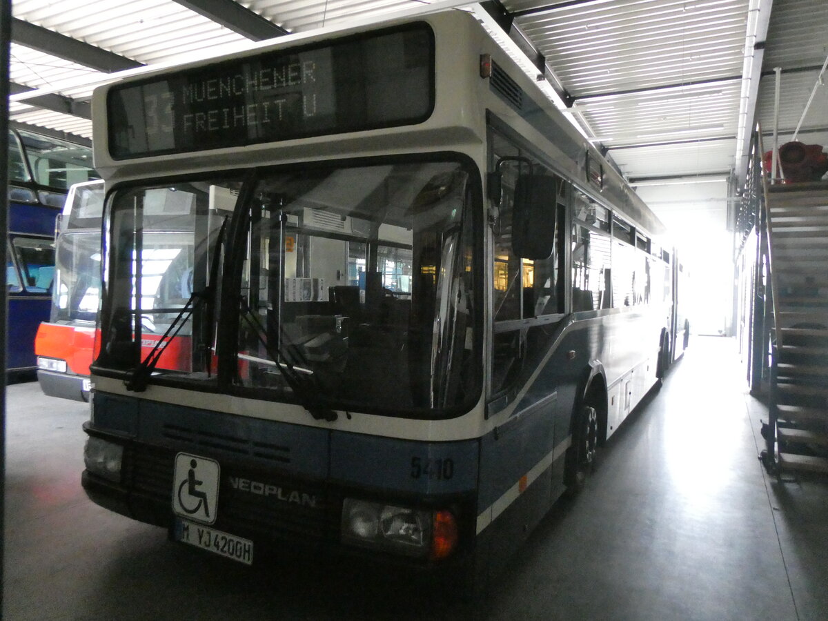 (261'372) - MVG Mnchen (OCM) - Nr. 5410/M-YJ 4200H - Neoplan am 14. April 2024 in Pilsting, Auwrter Automobil-Park