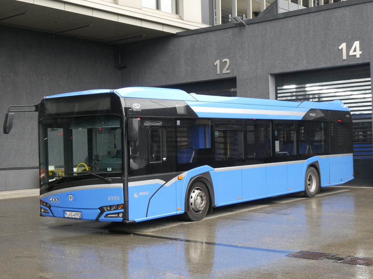 (261'490) - MVG Mnchen - Nr. 4990/M-VG 4990 - Solaris am 15. April 2024 in Moosach, Betriebshof