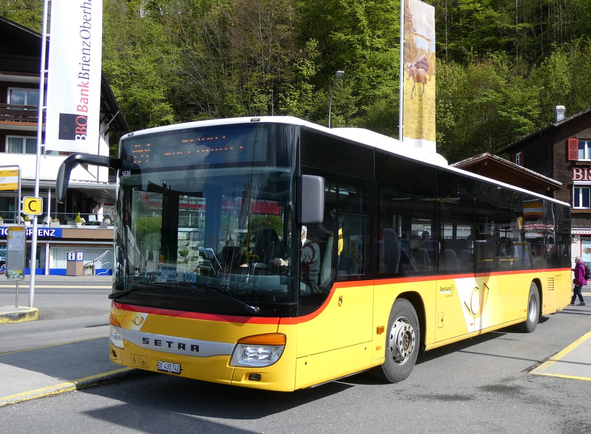 (261'688) - Flck, Brienz - Nr. 2/BE 435'742/PID 5636 - Setra am 25. April 2024 beim Bahnhof Brienz