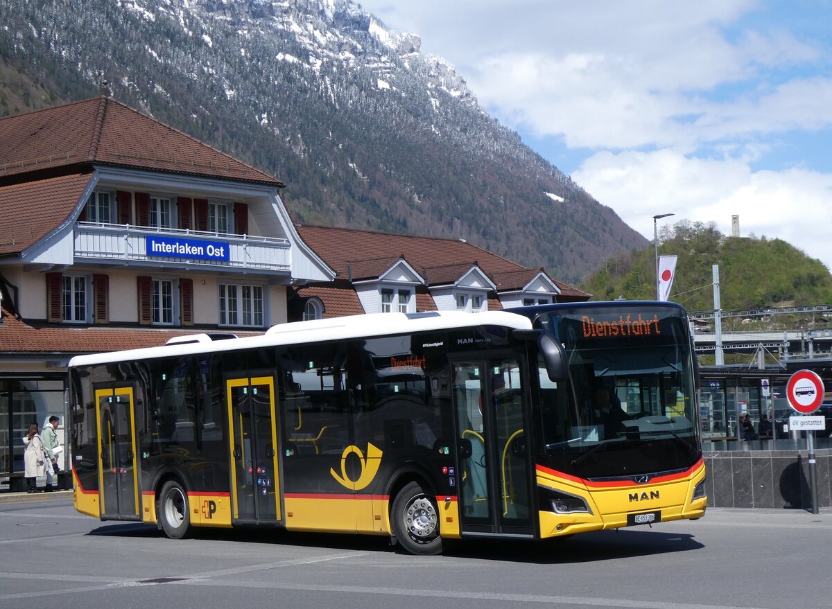 (261'713) - PostAuto Bern - BE 653'386/PID 12'065 - MAN am 25. April 2024 beim Bahnhof Interlaken Ost