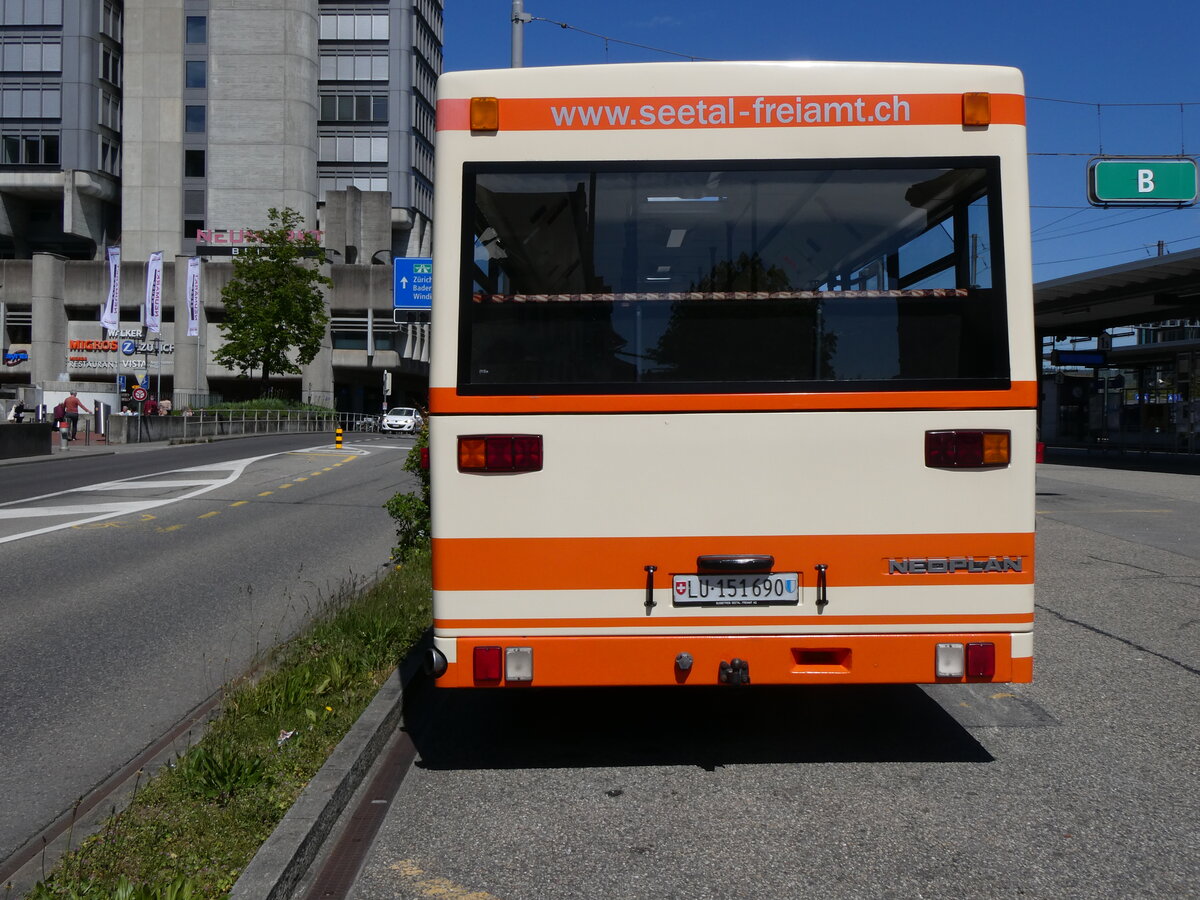 (261'768) - BSF Hochdorf - Nr. 11/LU 151'690 - Neoplan (ex Mder, Schwanden) am 27. April 2024 beim Bahnhof Brugg