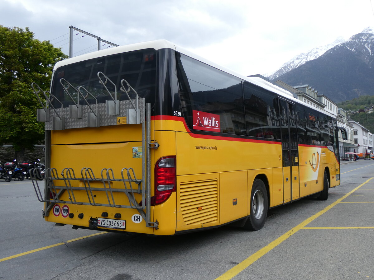 (261'819) - PostAuto Wallis - VS 403'663/PID 5620 - Setra am 29. April 2024 beim Bahnhof Brig