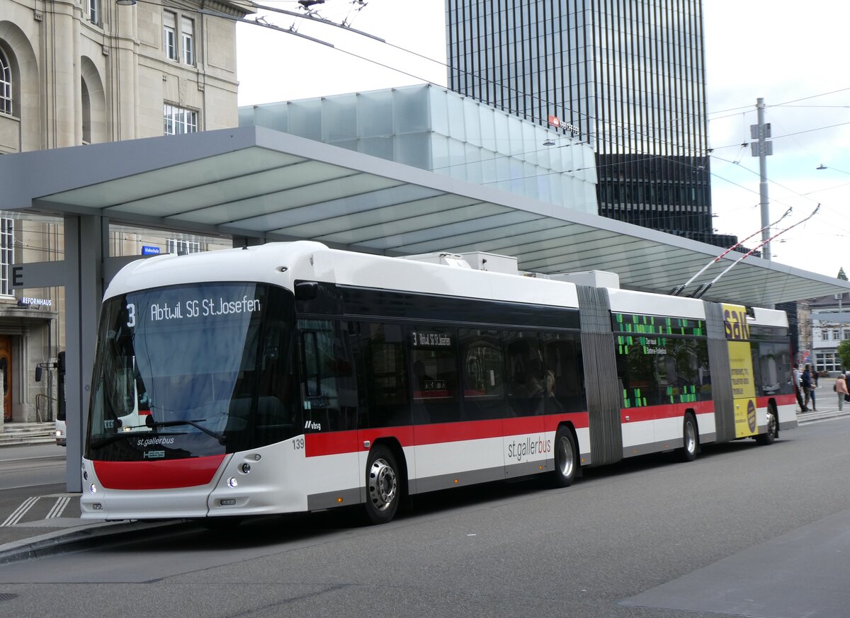 (262'773) - St. Gallerbus, St. Gallen - Nr. 139 - Hess/Hess Doppelgelenktrolleybus am 24. Mai 2024 beim Bahnhof St. Gallen