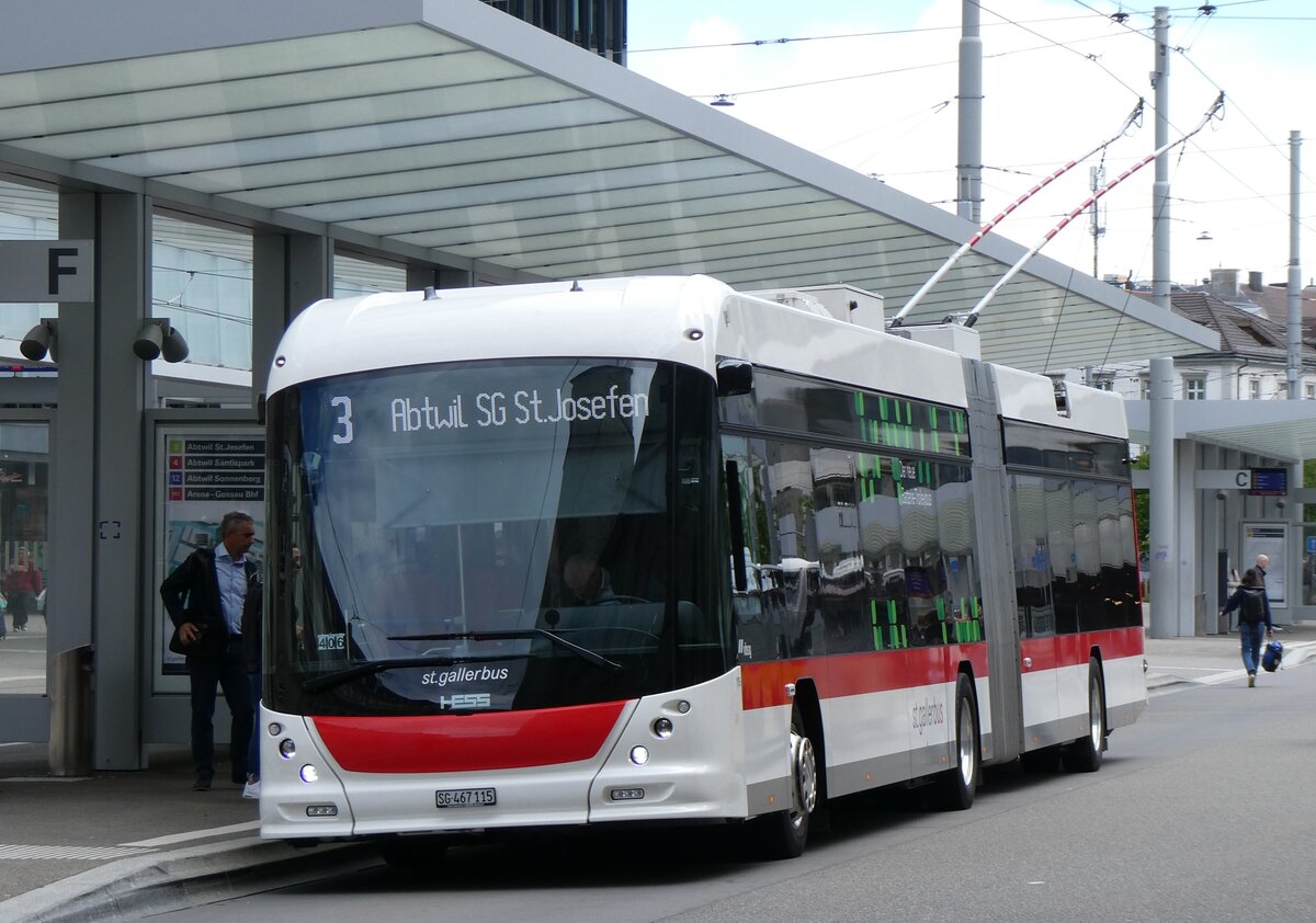 (262'815) - St. Gallerbus, St. Gallen - Nr. 115/SG 467'115 - Hess/Hess Gelenktrolleybus am 24. Mai 2024 beim Bahnhof St. Gallen








